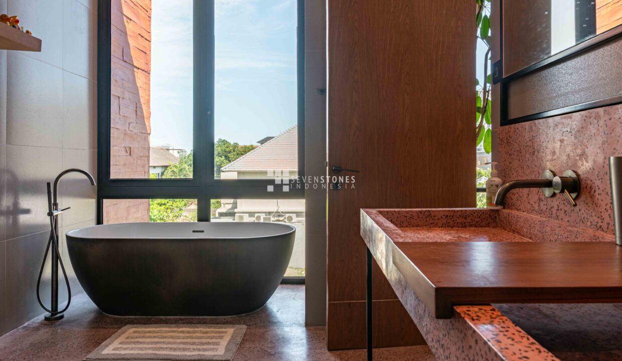Exquisite 3-Story Luxury Villa in Berawa – Just 5 Minutes from the Beach (10)