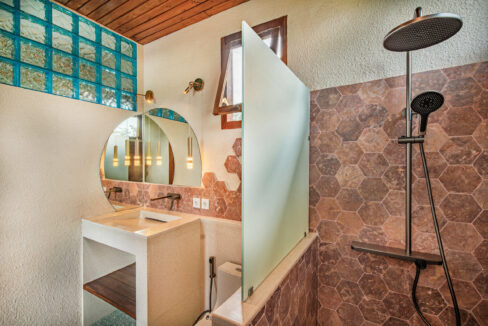 Modern Tropical 3-Bedroom Villa in Kedungu – Close to Beach and Amenities (11)