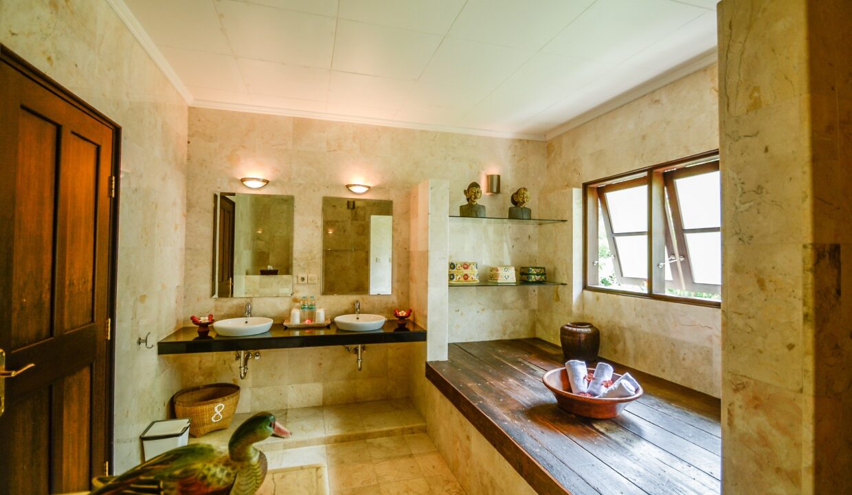 An extraordinary opportunity to own a genuine piece of paradise in East Bali. Bukit Asri Lodge is a magnificent and uniquely positioned retreat, offe (15)