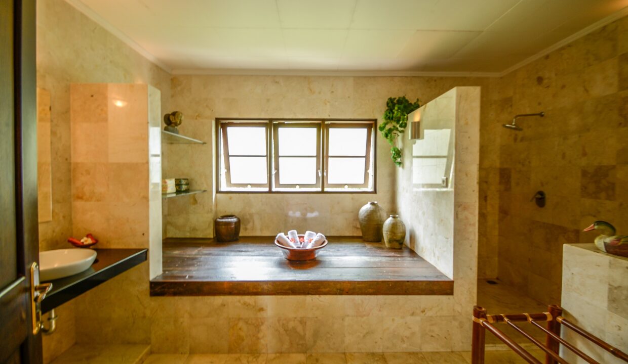 An extraordinary opportunity to own a genuine piece of paradise in East Bali. Bukit Asri Lodge is a magnificent and uniquely positioned retreat, offe (16)