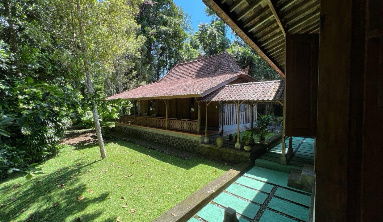 An extraordinary opportunity to own a genuine piece of paradise in East Bali. Bukit Asri Lodge is a magnificent and uniquely positioned retreat, offeri (21)