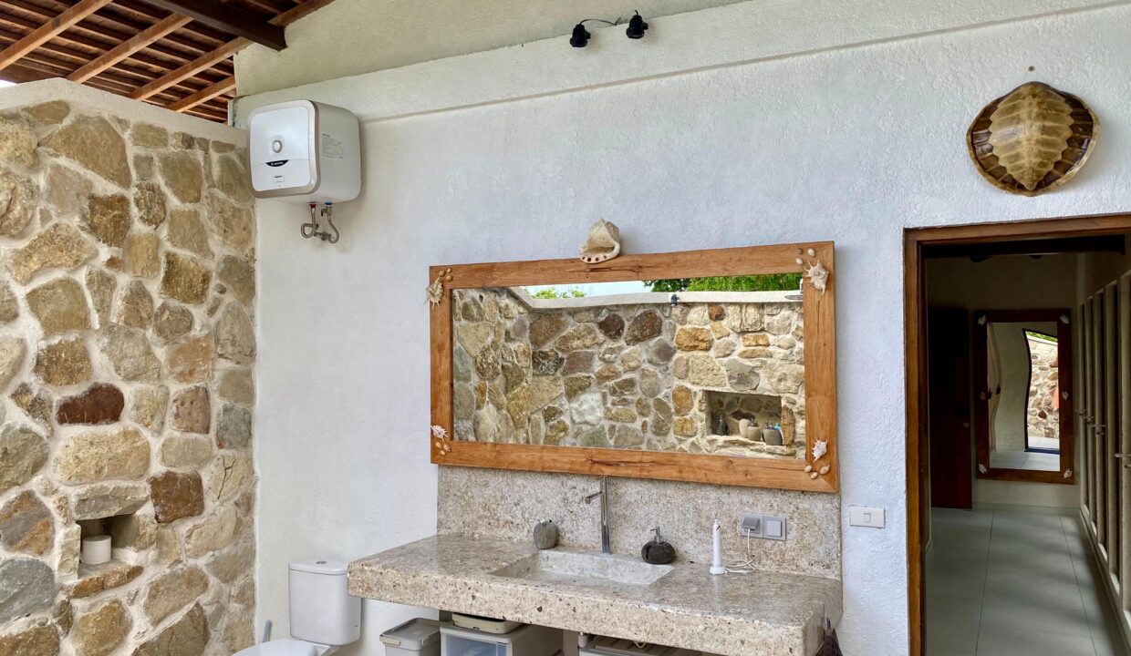 Exclusive Oceanfront Investment Villa on Rote Island (17)