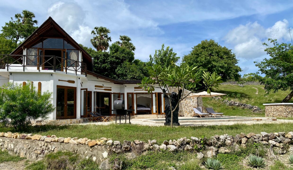 Exclusive Oceanfront Investment Villa on Rote Island (3)