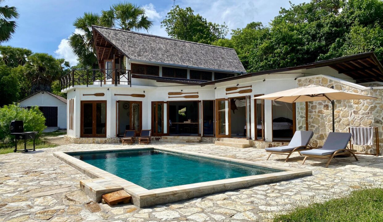 Exclusive Oceanfront Investment Villa on Rote Island (4)