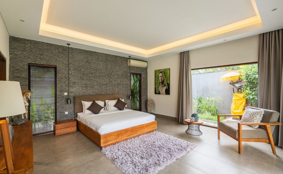 Spacious Berawa Villa with Long Lease, Steps from the Beach (11)