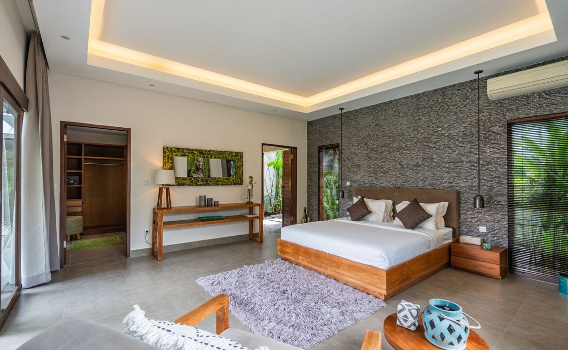 Spacious Berawa Villa with Long Lease, Steps from the Beach (12)