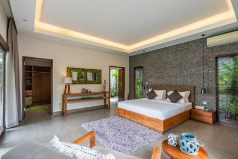 Spacious Berawa Villa with Long Lease, Steps from the Beach (12)