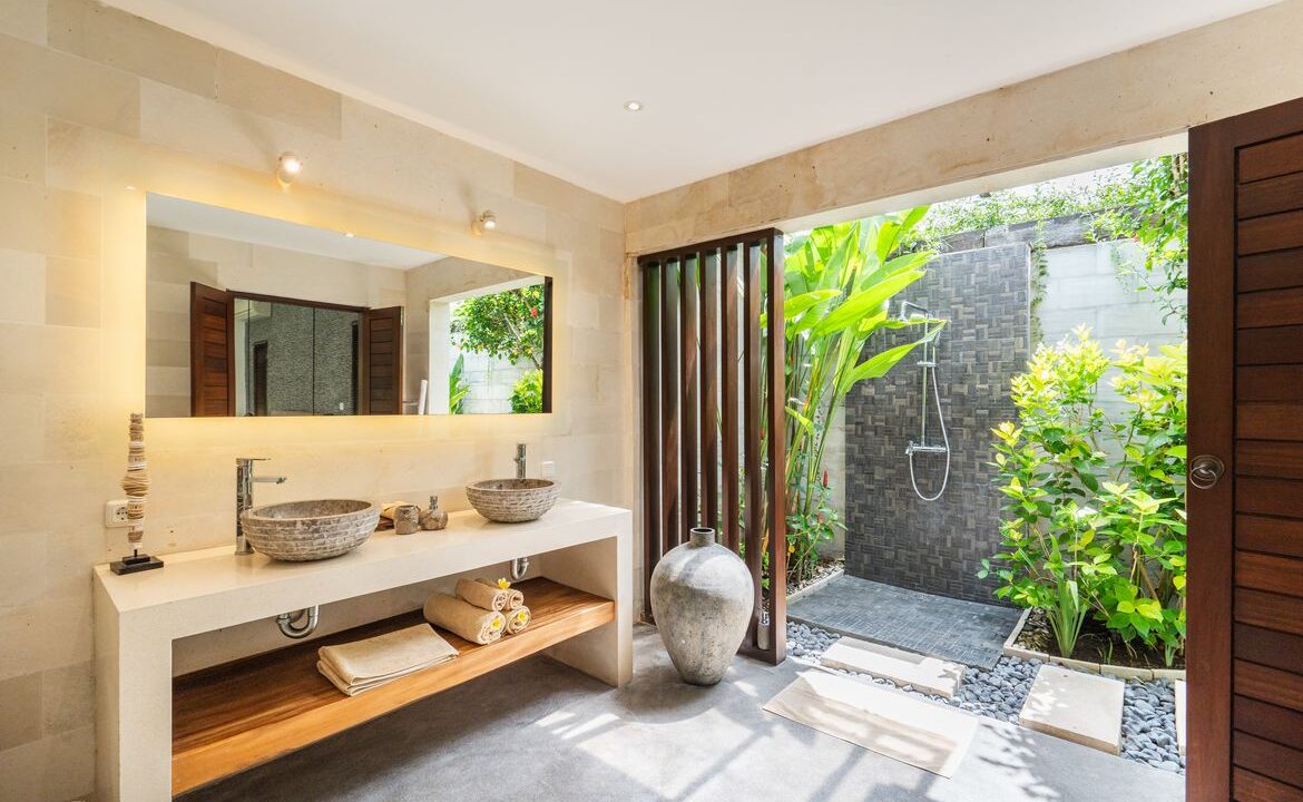 Spacious Berawa Villa with Long Lease, Steps from the Beach (13)