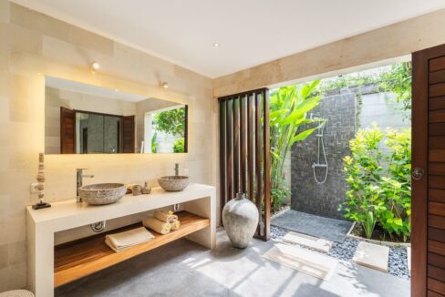 Spacious Berawa Villa with Long Lease, Steps from the Beach (13)