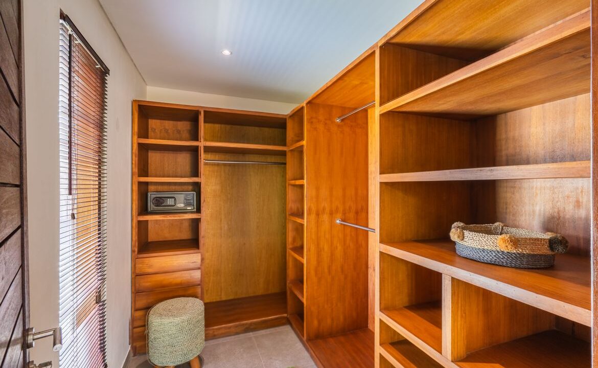 Spacious Berawa Villa with Long Lease, Steps from the Beach (14)
