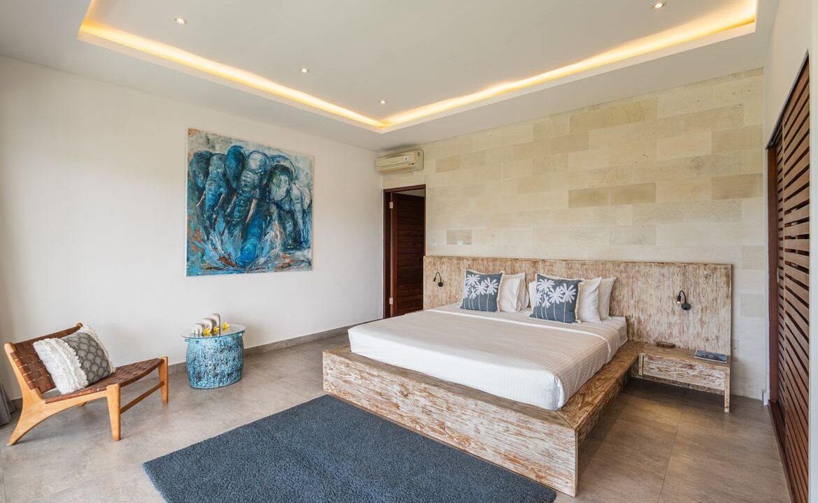 Spacious Berawa Villa with Long Lease, Steps from the Beach (16)