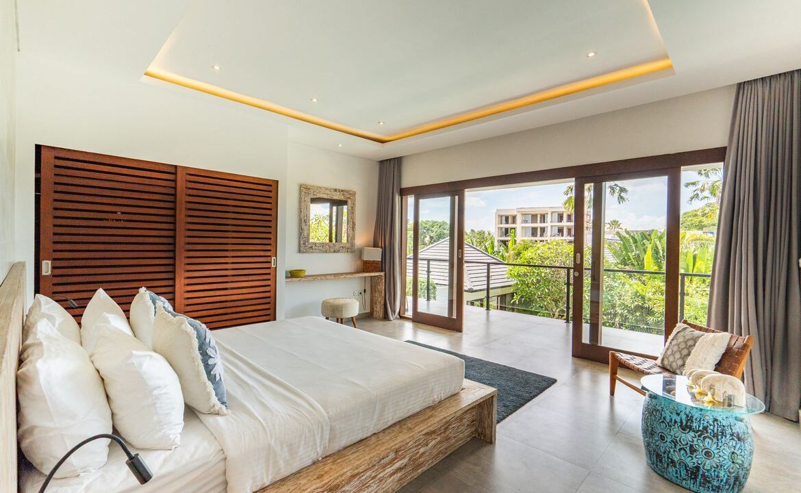 Spacious Berawa Villa with Long Lease, Steps from the Beach (17)