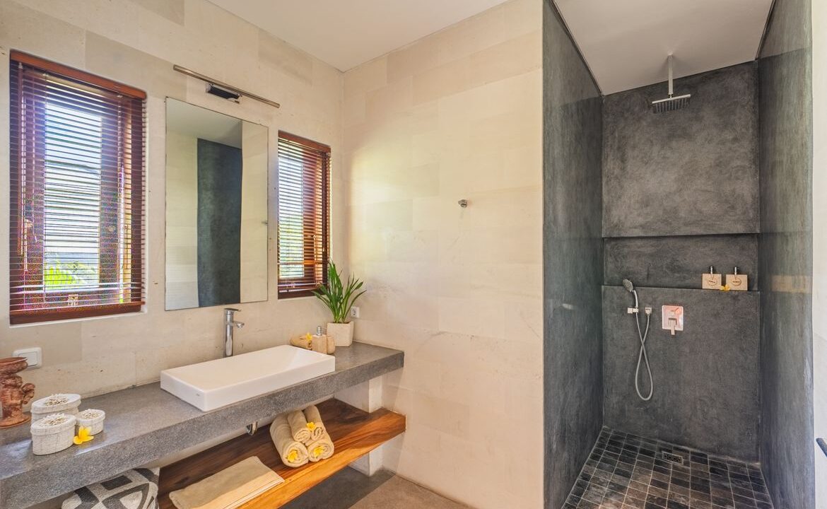 Spacious Berawa Villa with Long Lease, Steps from the Beach (18)