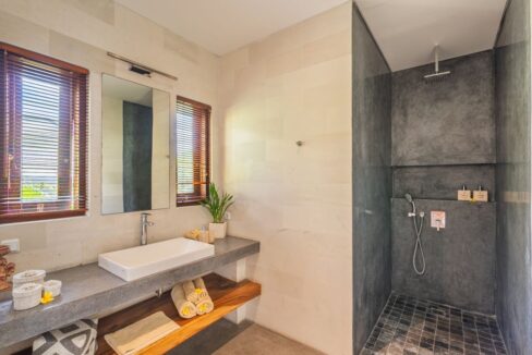 Spacious Berawa Villa with Long Lease, Steps from the Beach (18)