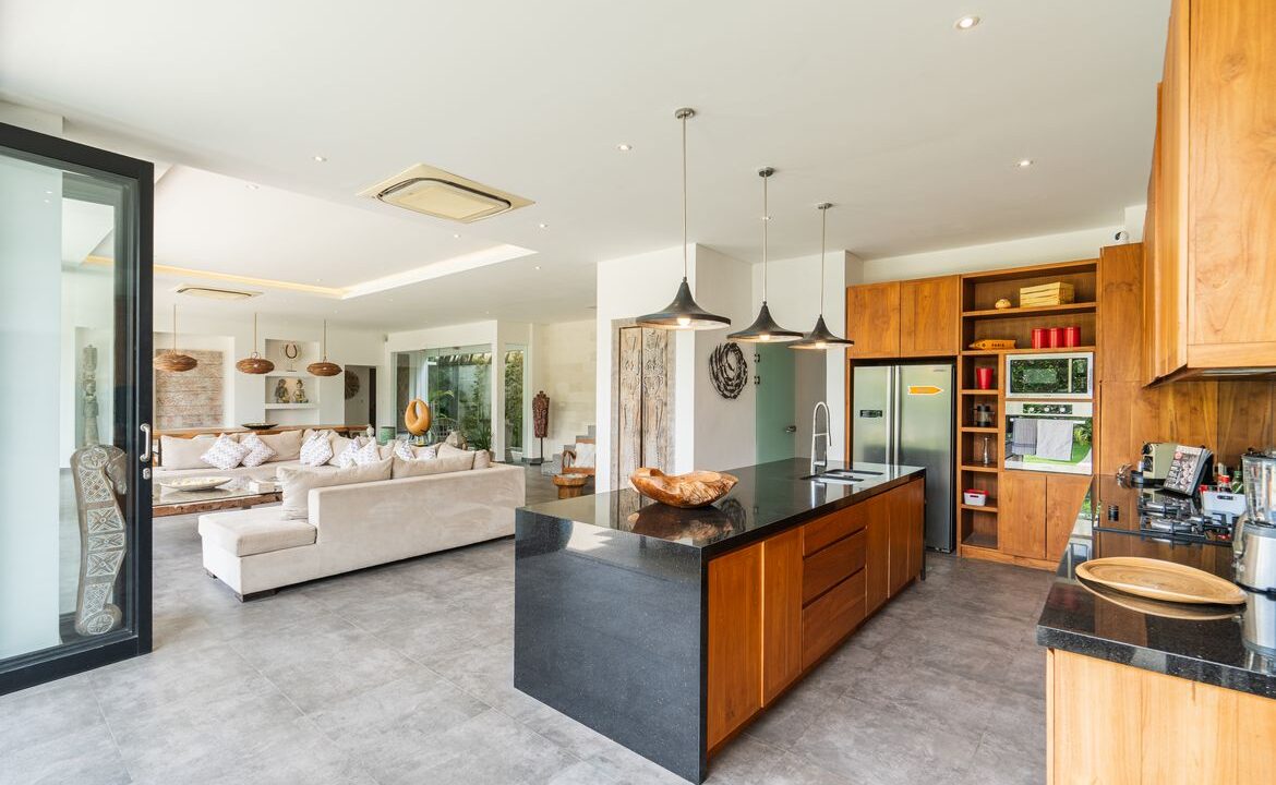 Spacious Berawa Villa with Long Lease, Steps from the Beach (19)