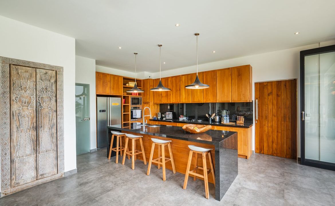 Spacious Berawa Villa with Long Lease, Steps from the Beach (21)