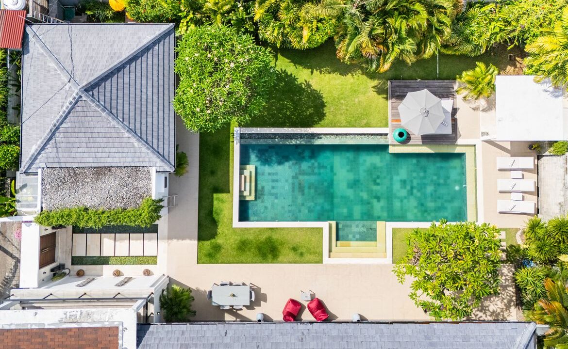Spacious Berawa Villa with Long Lease, Steps from the Beach (3)