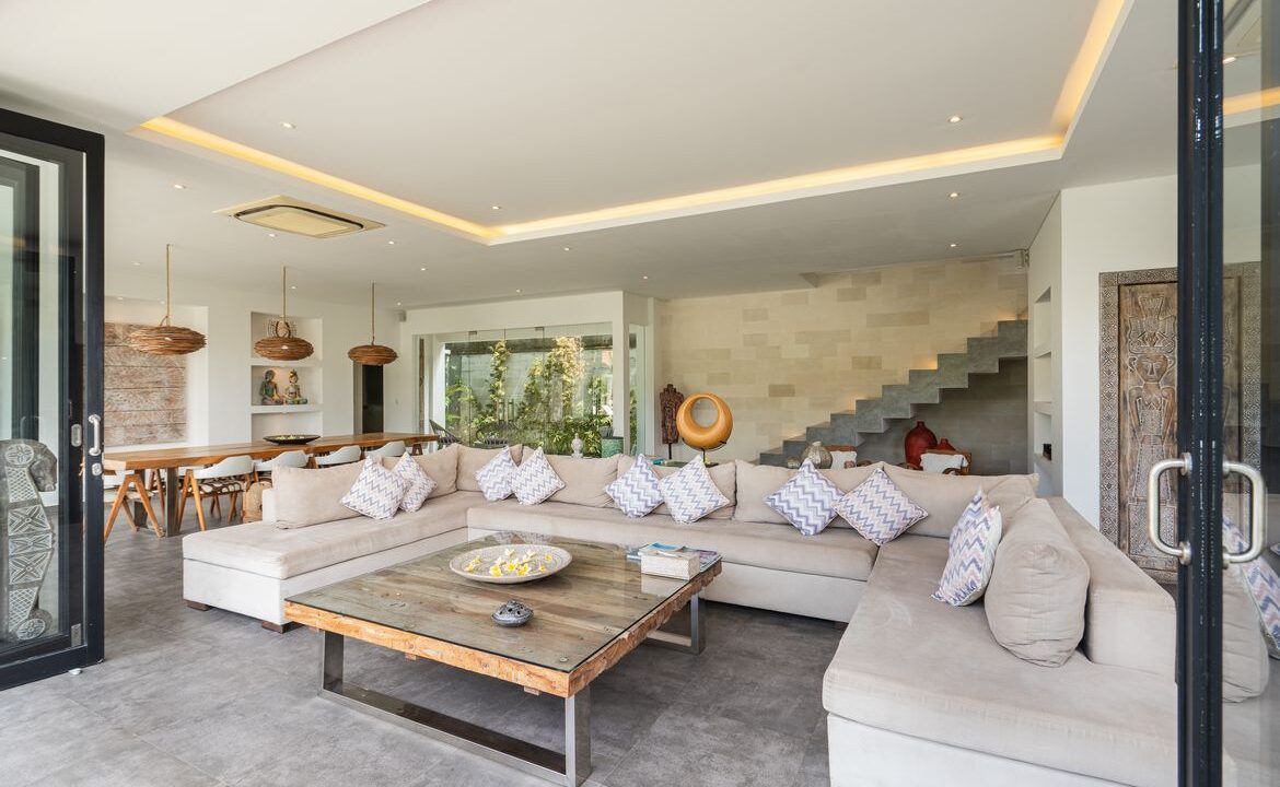 Spacious Berawa Villa with Long Lease, Steps from the Beach (5)