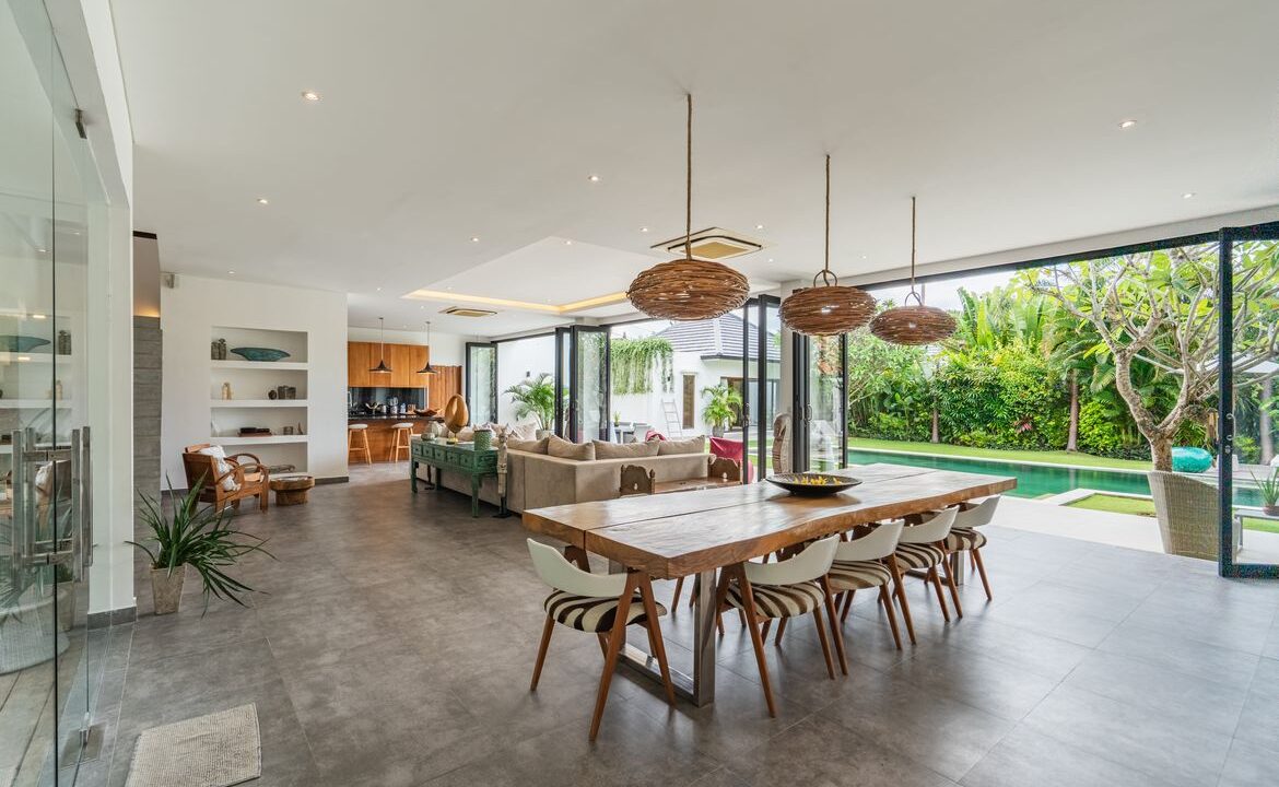 Spacious Berawa Villa with Long Lease, Steps from the Beach (8)