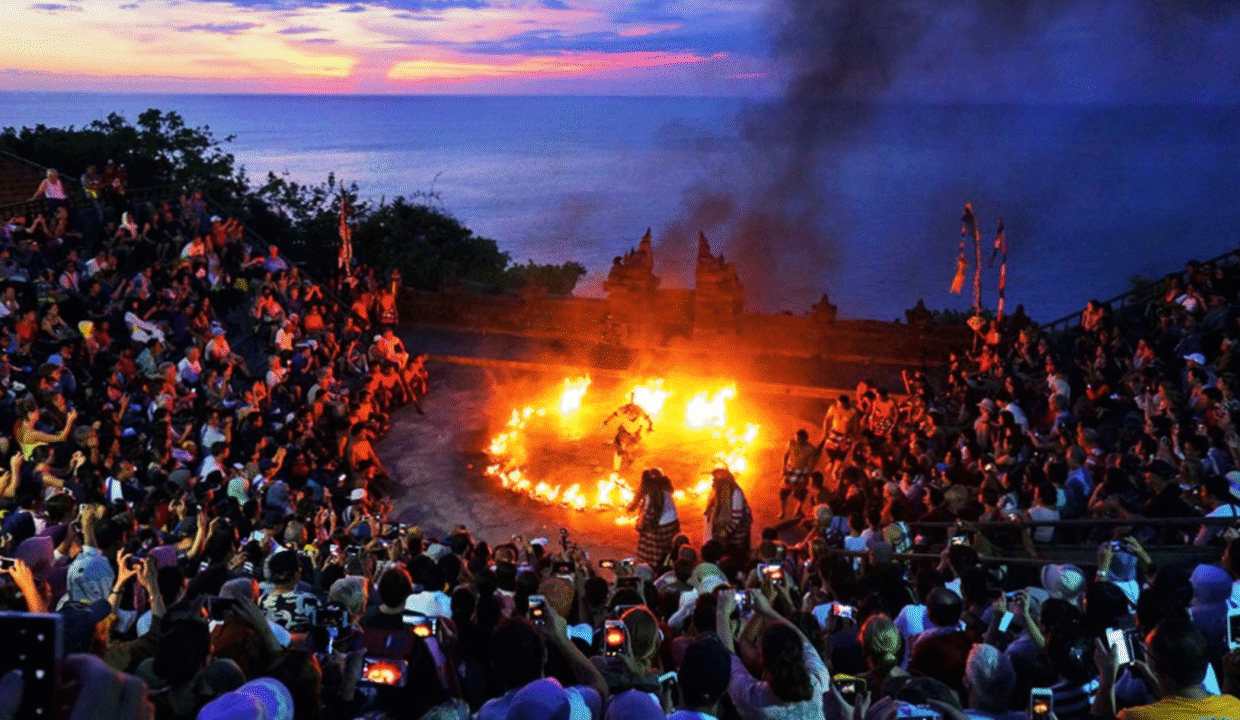 Tari Kecak dance in Uluwatu, symbolizing one of the top things to do in Uluwatu, Bali.