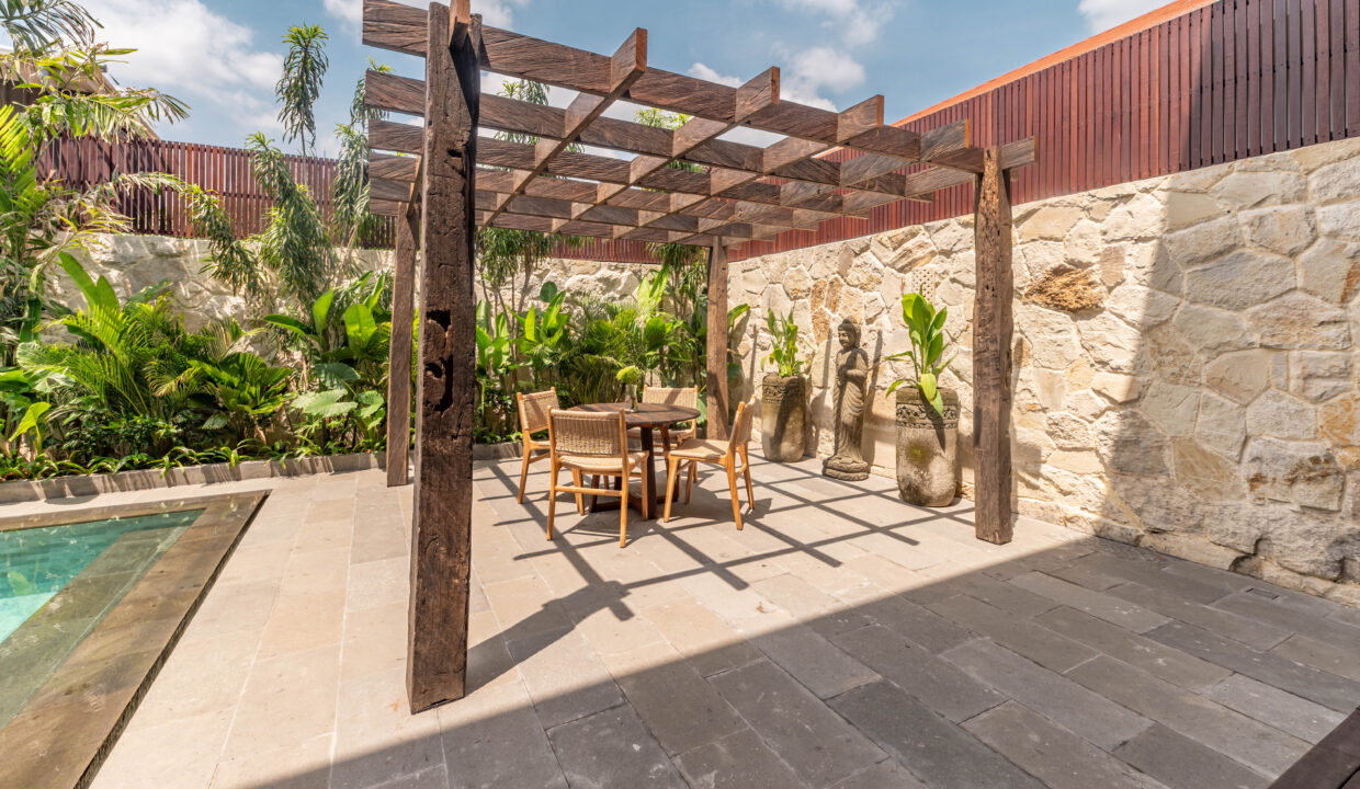 Modern Tropical Family Villa in Babakan, Canggu (24)