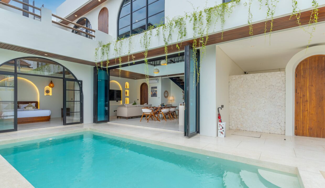 villa-utopia-pool-main-view-angled_landscape-Awv9xZJ32gU2Nvjb