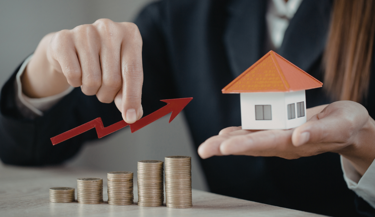 Coins and a rising arrow next to a house model representing growth in foreign investor property in Bali and increasing returns.