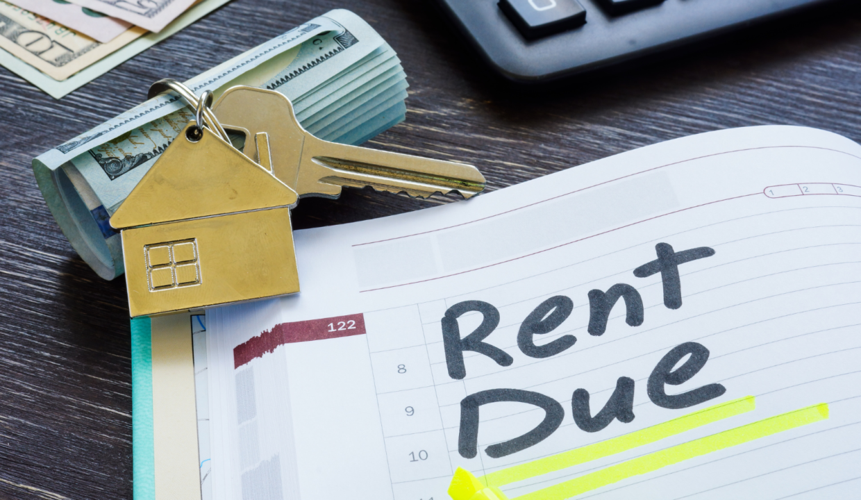 Image showing rent payment reminder with keys and money, illustrating monthly vs yearly rental Bali choices.