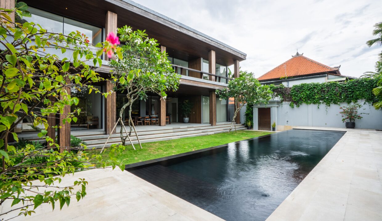 Luxurious Modern 4-Bedroom Villa with Exceptional Build Quality (1)