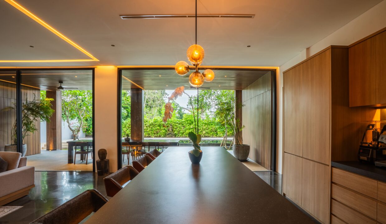 Luxurious Modern 4-Bedroom Villa with Exceptional Build Quality (11)