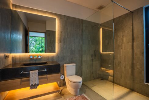 Luxurious Modern 4-Bedroom Villa with Exceptional Build Quality (15)