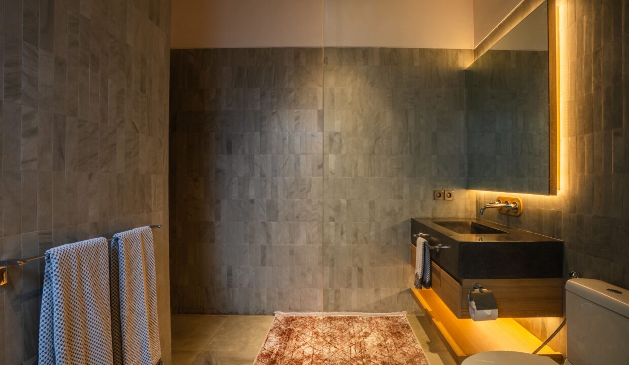 Luxurious Modern 4-Bedroom Villa with Exceptional Build Quality (16)
