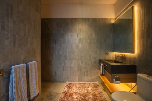 Luxurious Modern 4-Bedroom Villa with Exceptional Build Quality (16)