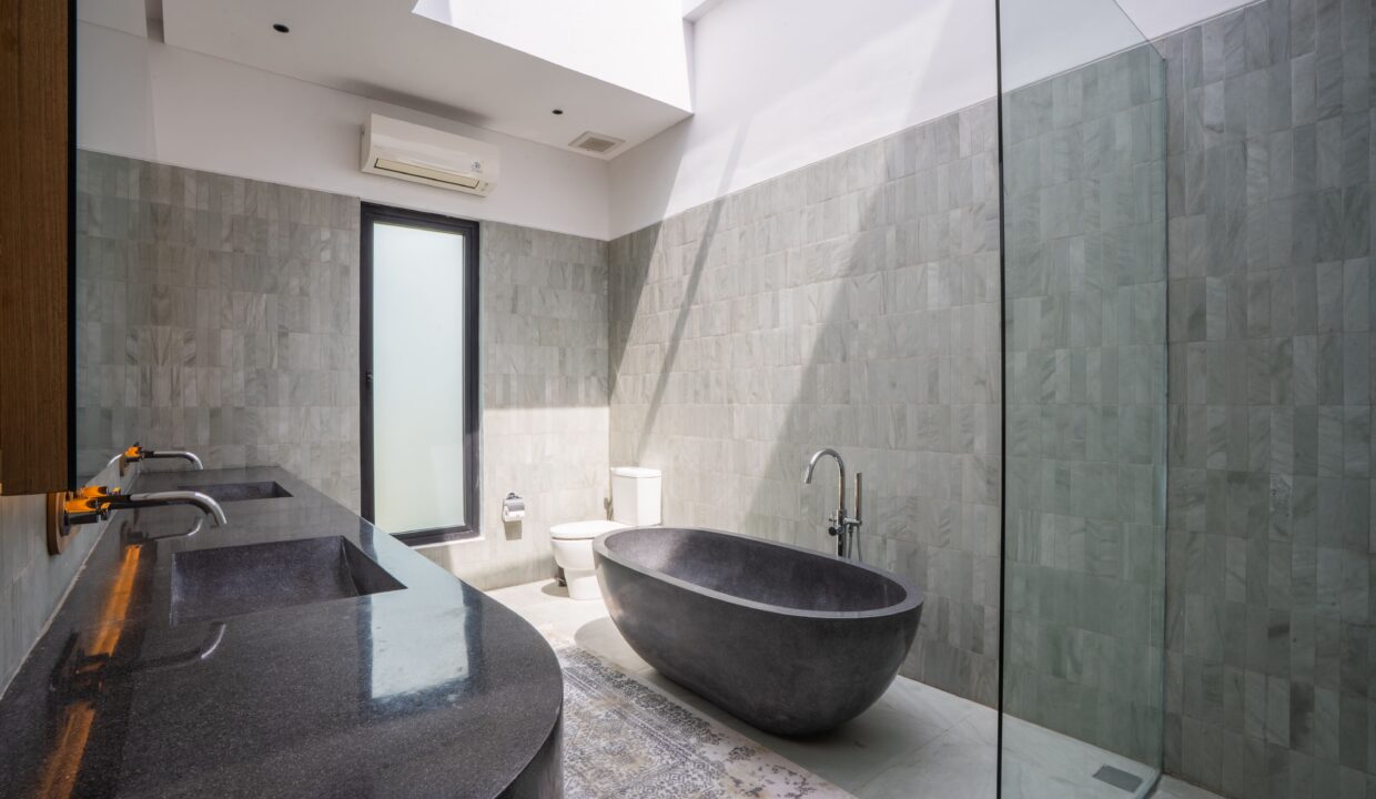 Luxurious Modern 4-Bedroom Villa with Exceptional Build Quality (23)