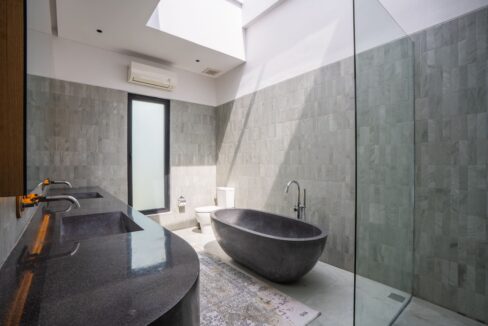 Luxurious Modern 4-Bedroom Villa with Exceptional Build Quality (23)