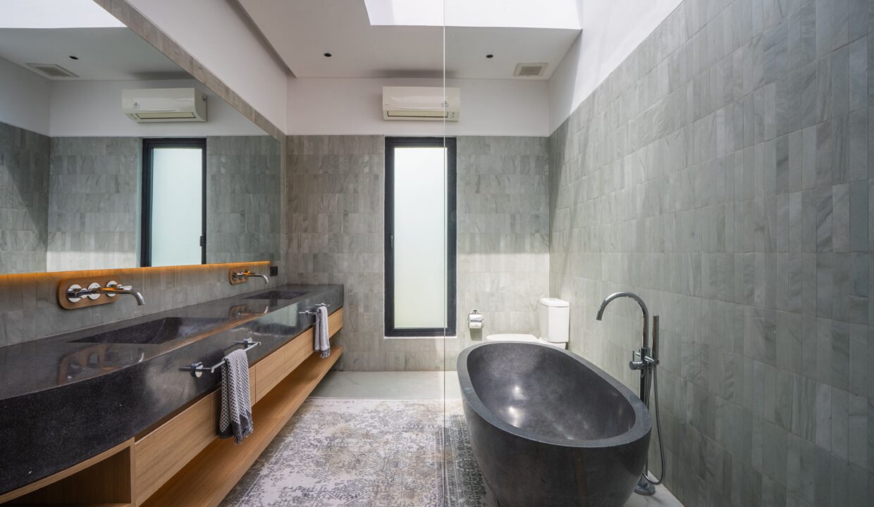 Luxurious Modern 4-Bedroom Villa with Exceptional Build Quality (24)