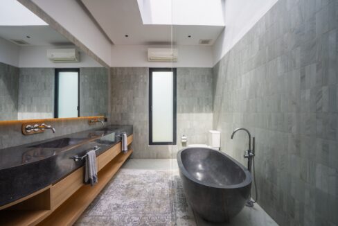 Luxurious Modern 4-Bedroom Villa with Exceptional Build Quality (24)