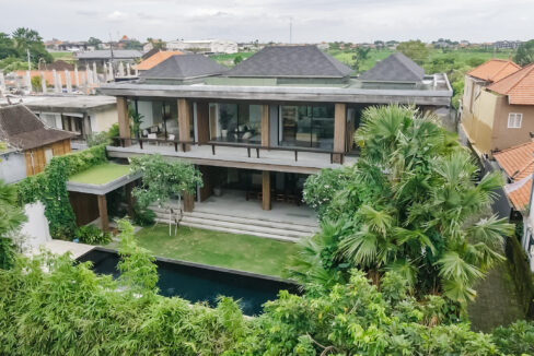 Luxurious Modern 4-Bedroom Villa with Exceptional Build Quality (31)