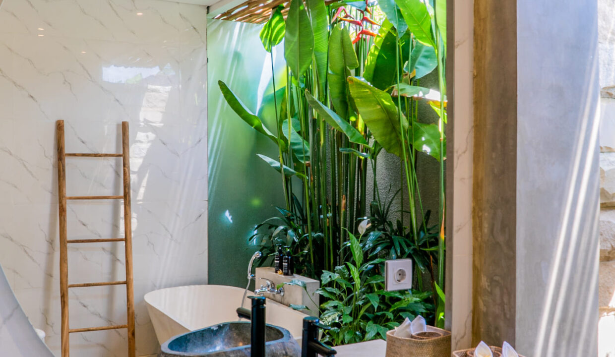 Modern Tropical 2-Bedroom Villa for Sale in Kerobokan – Ideal for Investment & Family Living (18)