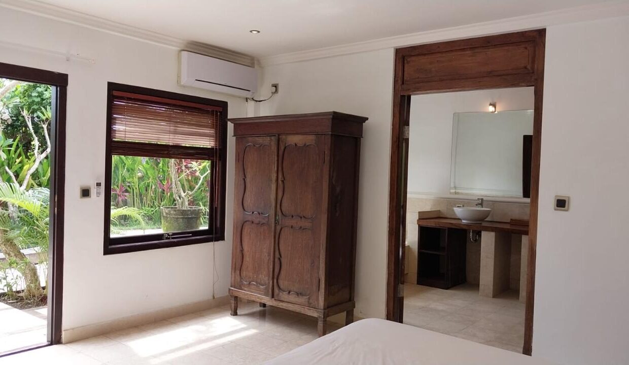 Luxury 5-Bedroom Villa for Rent in Pererenan with Panoramic Rice Field Views (8)