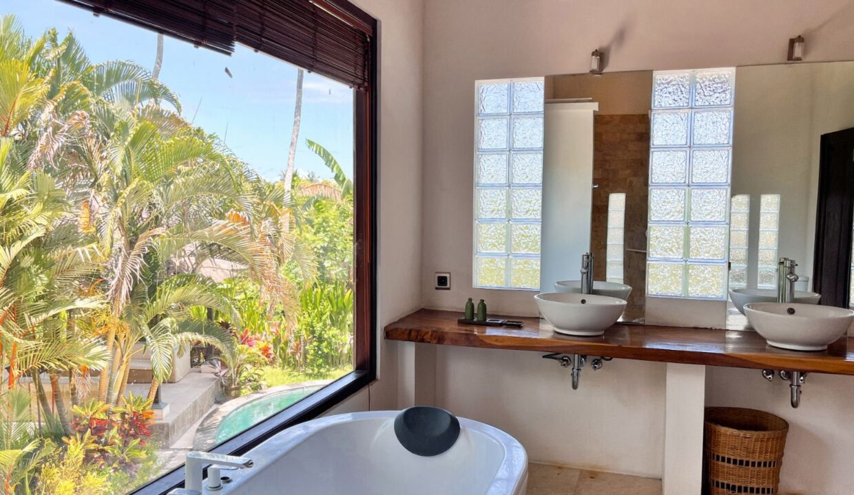 Luxury 5-Bedroom Villa for Rent in Pererenan with Panoramic Rice Field Views (9)
