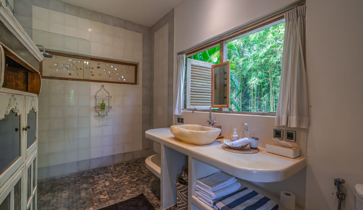 6-Bedroom Luxury Villa for Sale in Canggu – Prime Investm (8)