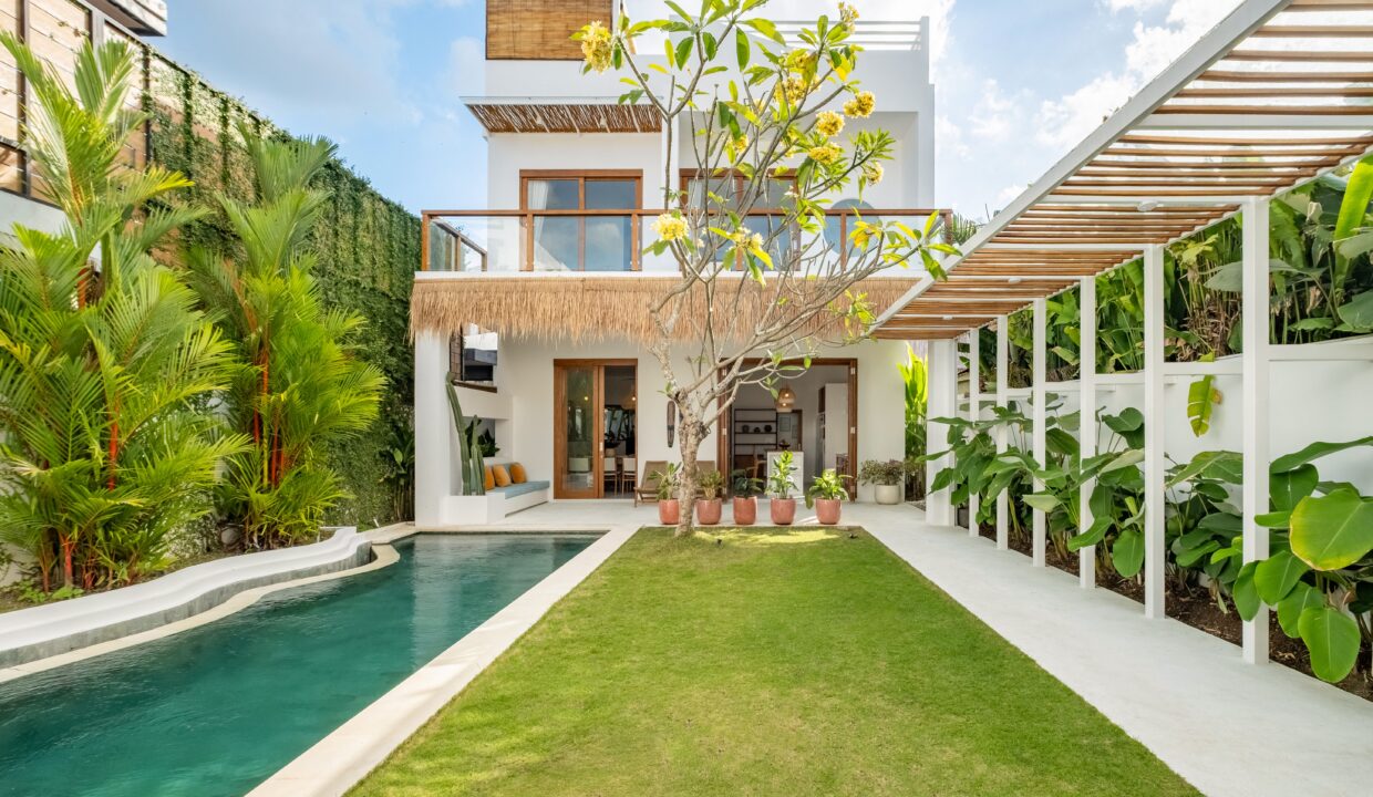 Mediterranean-Style 4-Bedroom Villa for Sale in Canggu (1)