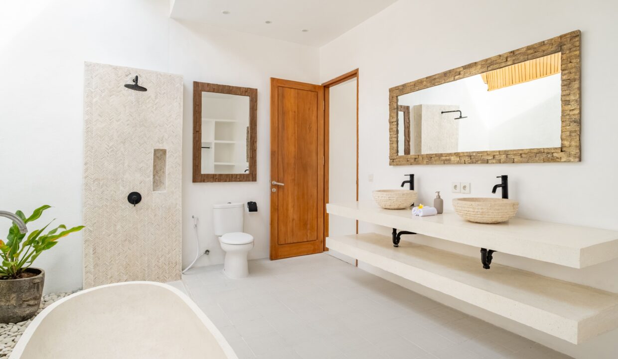 Mediterranean-Style 4-Bedroom Villa for Sale in Canggu (12)