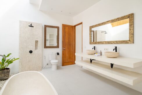 Mediterranean-Style 4-Bedroom Villa for Sale in Canggu (12)