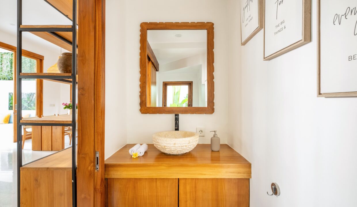 Mediterranean-Style 4-Bedroom Villa for Sale in Canggu (20)